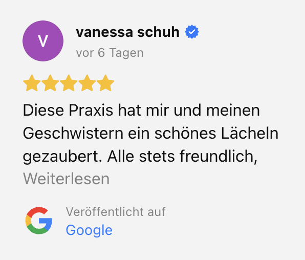 Kieferorthopädie Deggendorf – Google-Bewertung von Vanessa Schuh für ARTPRAXIS® Deggendorf: „Diese Praxis hat mir und meinen Geschwistern ein schönes Lächeln gezaubert. Alle stets freundlich.“ – 5 Sterne, veröffentlicht vor 6 Tagen.
