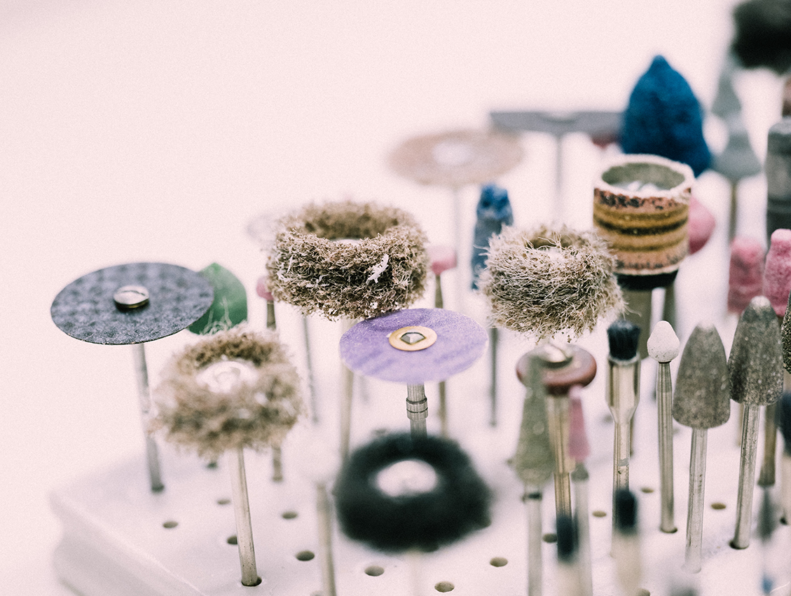 Kieferorthopädie Deggendorf – Detailaufnahme verschiedenster rotierender Polier- und Schleifaufsätze in einem zahnmedizinischen Werkzeughalter; das Bild zeigt die Vielfalt an Instrumenten für präzise Mundhygiene und kieferorthopädische Feinarbeit.